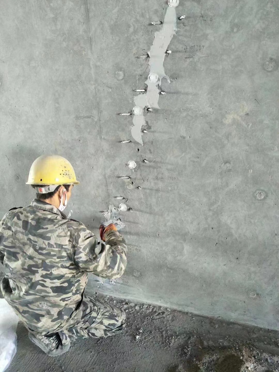 萨迦混凝土楼板裂缝加固施工的方案